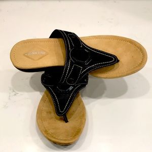 SZ 7.5 ST. JOHNS BAY THONG SANDLES.THEY HAV COMFORT INSOLES WITH RUBBER SOLES 🌴